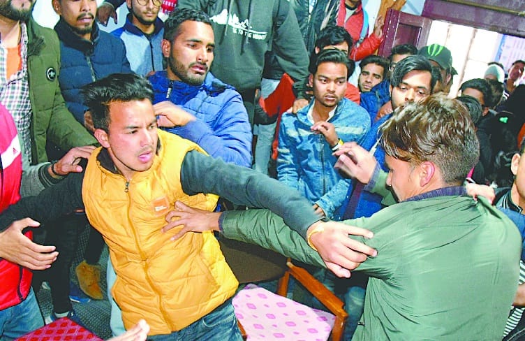 Two groups of students fights
