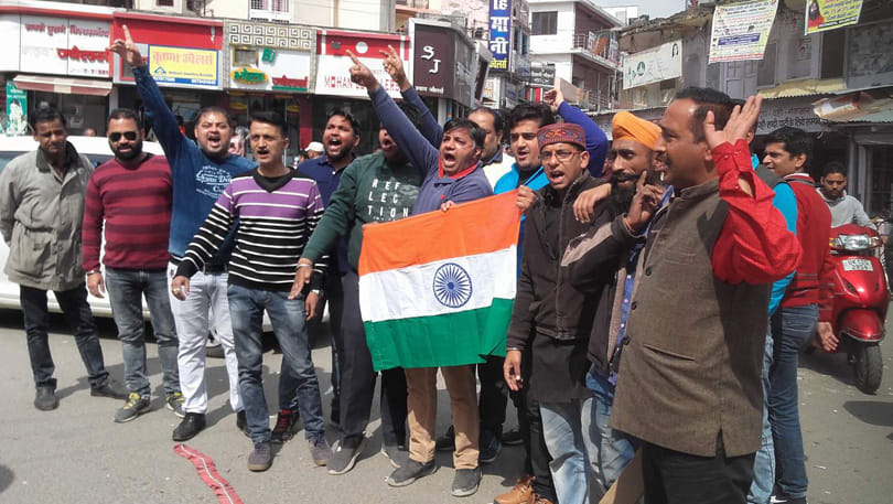 आतंकी ठिकानों पर हवाई हमले पर जताई खुशी, जमकर की आतिशबाजी