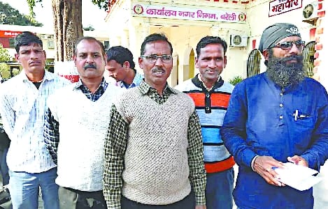 प्रधानमंत्री धो रहे सफाईकर्मियों के पांव, भाजपा नेता पिटाई कर रहे