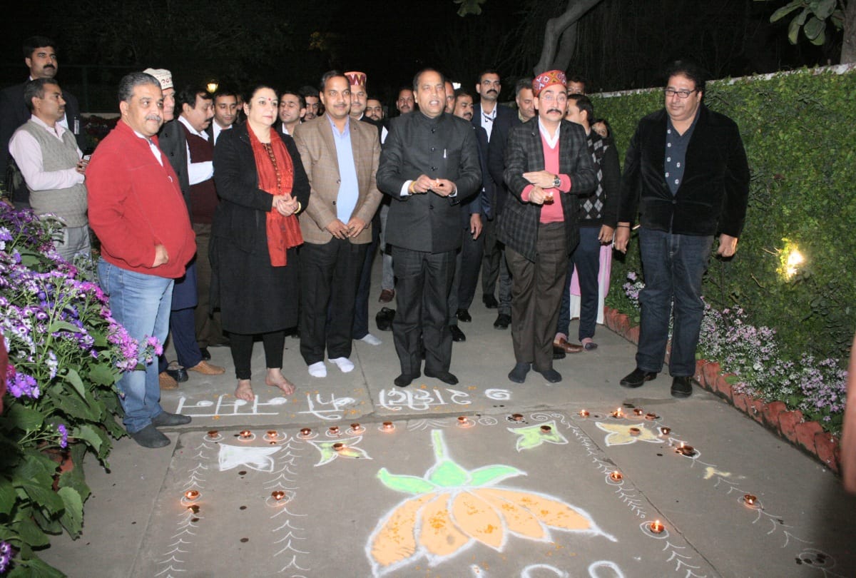 himachal cm paid tribute to martyrs in New Delhi and light lamp