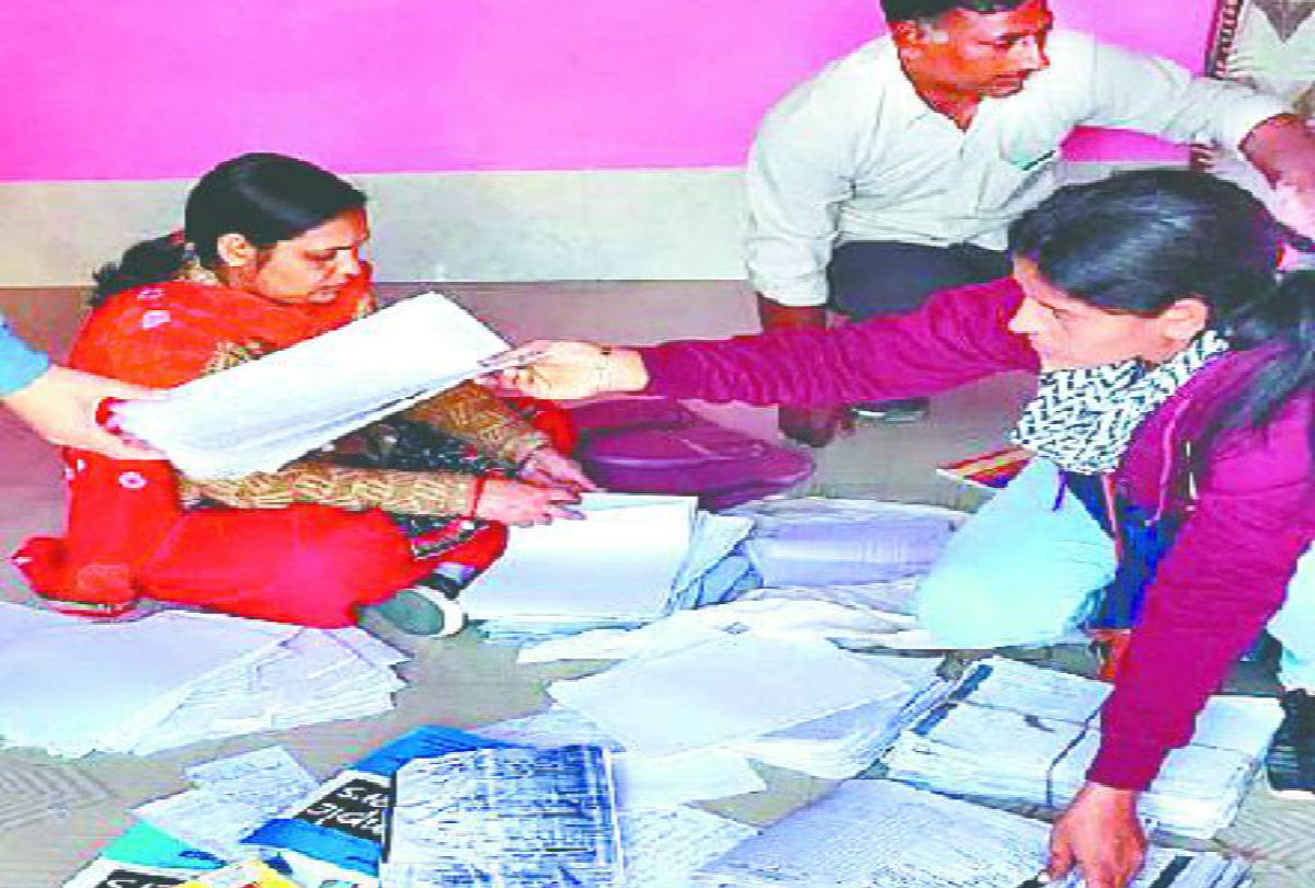 Solvers gang exposed during up board exam in mathura