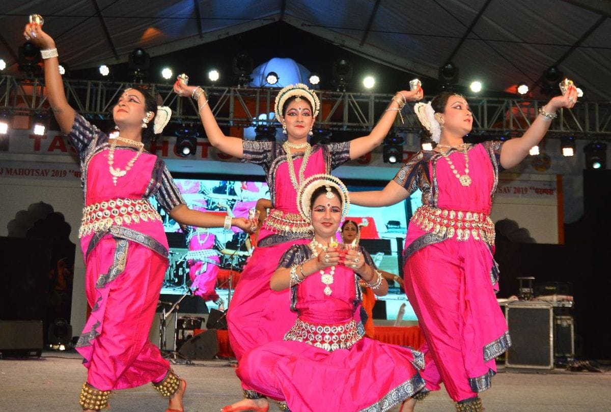 jalebi bai fame singer ritu pathak performance in taj mahotsav