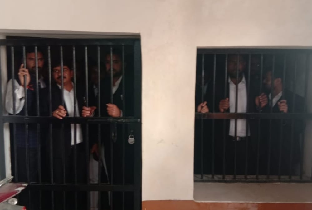 lawyers protest against article 370 in lucknow.