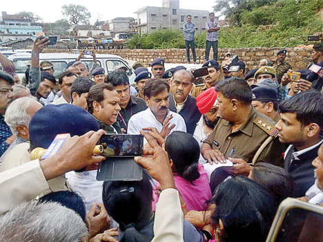 No sign of the MP CM's representative, the people siege