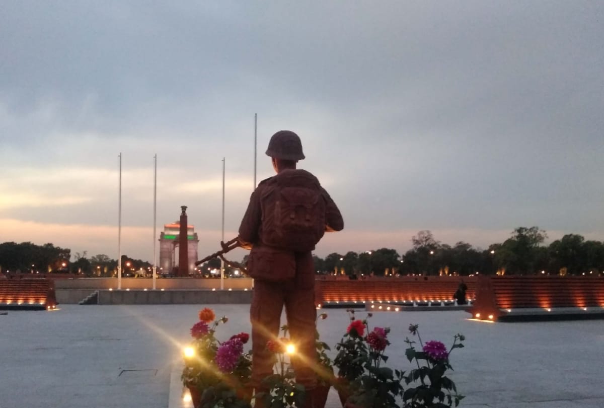 tribute to martyrs of pulwama attack in National War Memorial in delhi