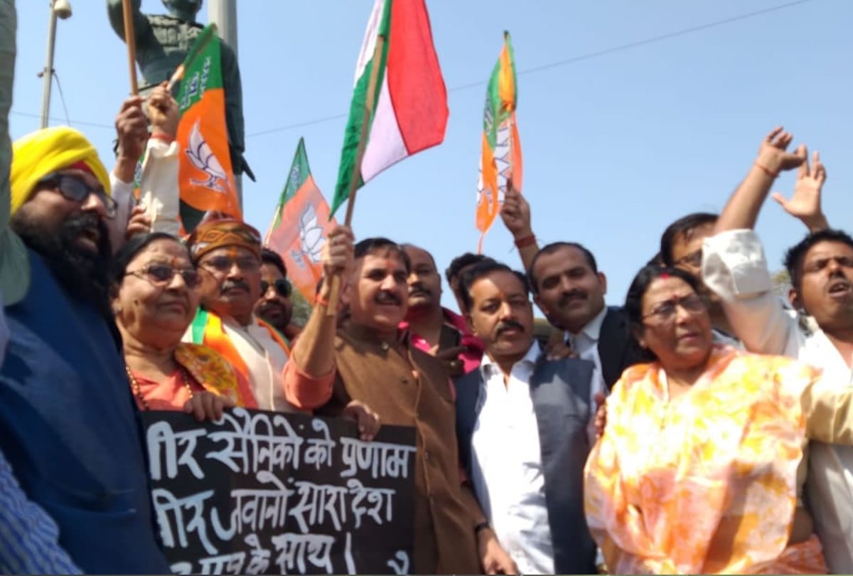 indian air force strikes back for pulwama terror attack, bjp MP and party workers celebrates
