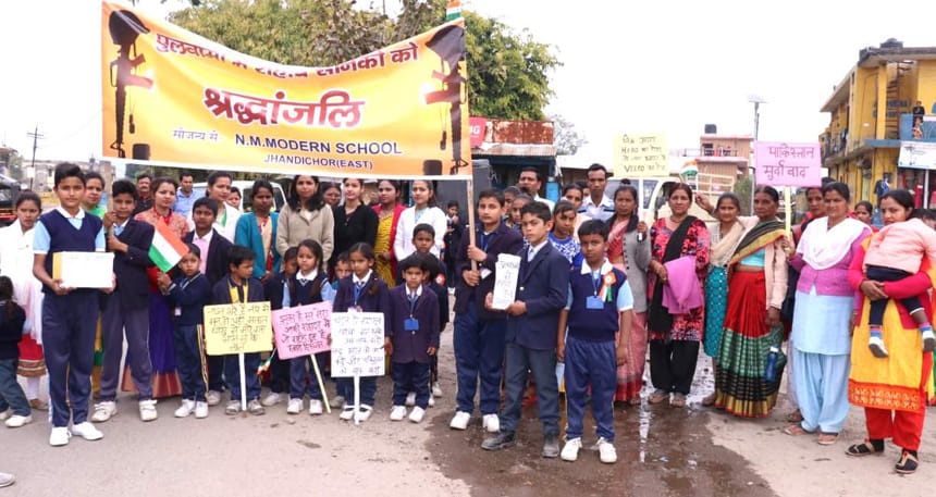 बच्चों ने पुलवामा के शहीदों को दी श्रद्धांजलि