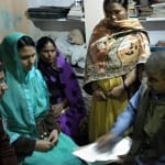 शहीद अवधेश की पत्नी से आवेदन लेते अधिकारी