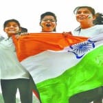 तिरंगा लेकर खुशी से उछल पड़ीं छात्राएं