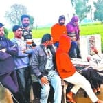 सीमावर्ती गांवों में इकट्ठा ग्रामीण