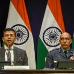 विदेश मंत्रालय के प्रवक्ता रवीश कुमार और एयर वाइस मार्शल आरजीके कपूर