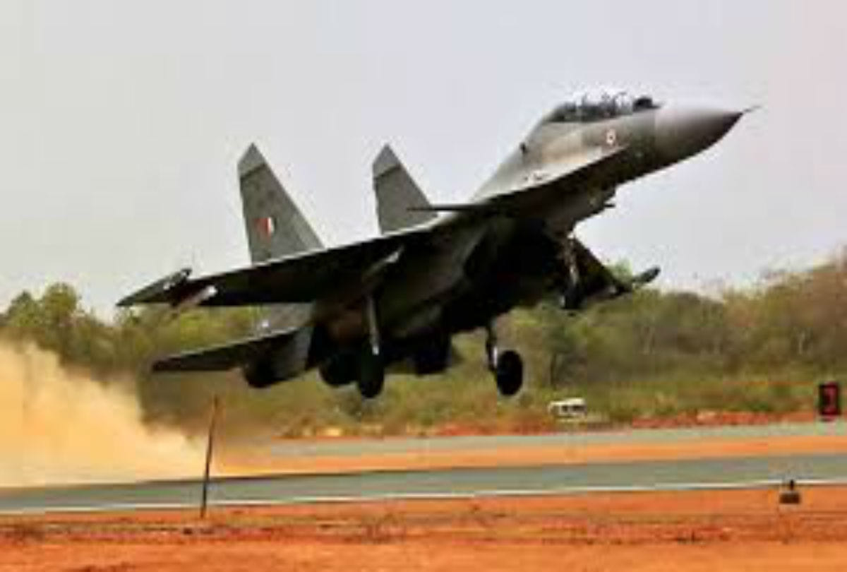 IAF's Mirage 2000 test landing on Yamuna Expressway in year 2015
