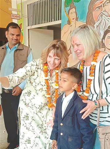 Indian guests know the Indian tradition at the Saraswati Shishu Temple