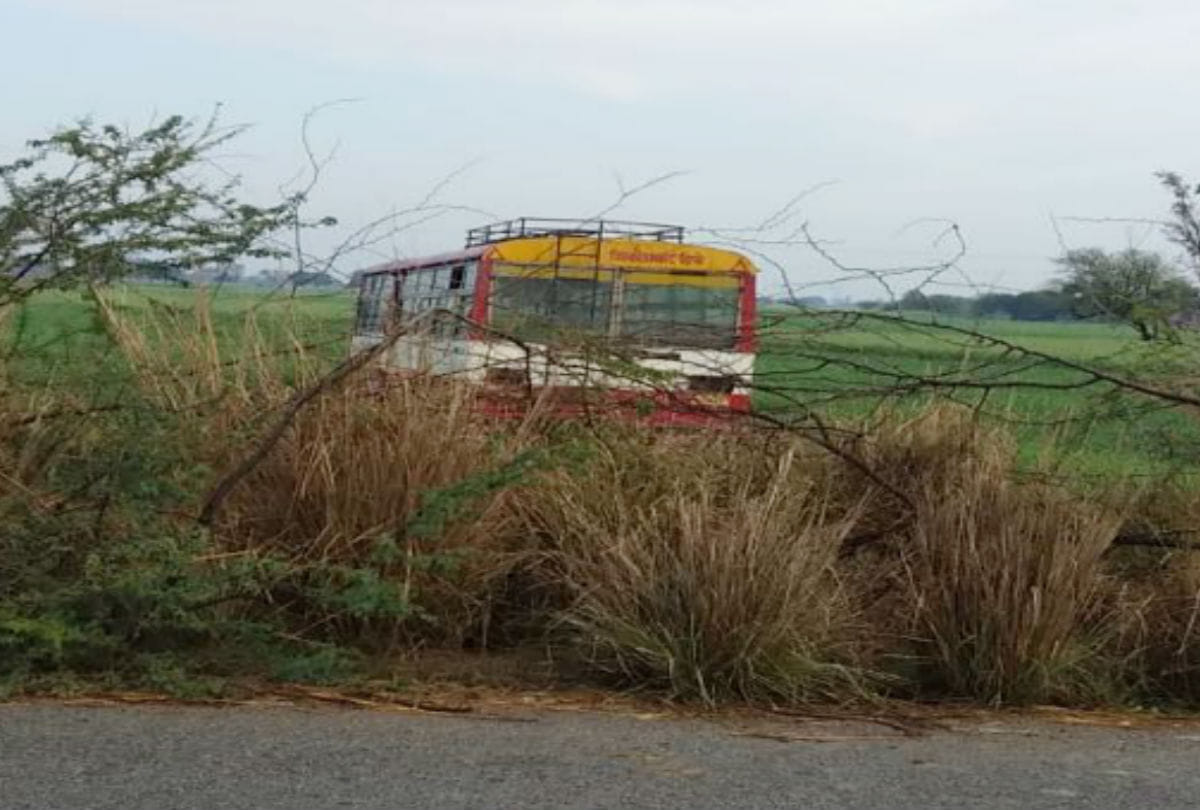 Uncontrolled roadways bus go in roadside field in mainpuri