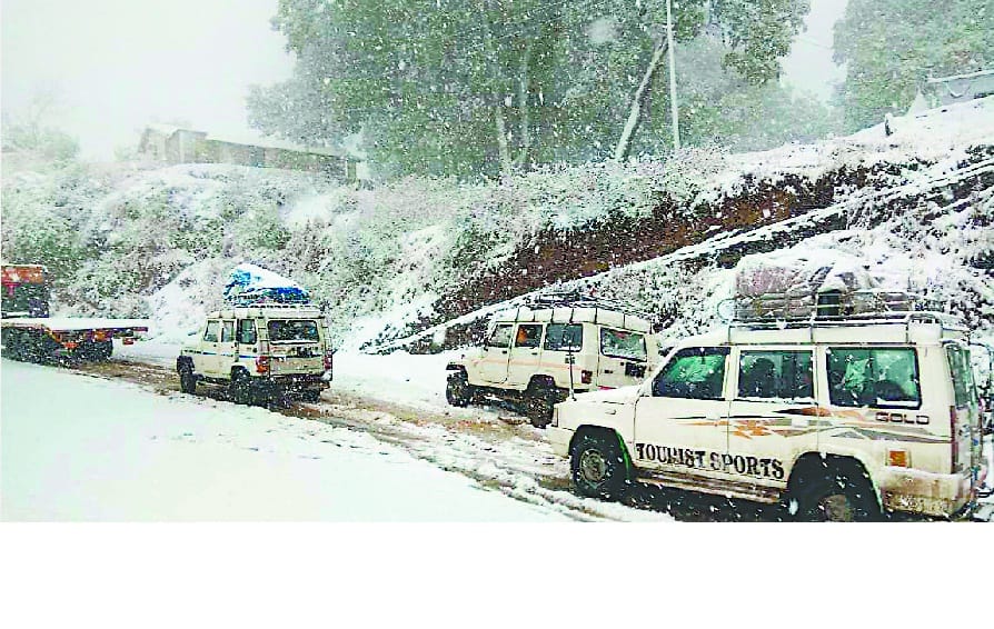 Many vehicles of schools stranded in snowfall