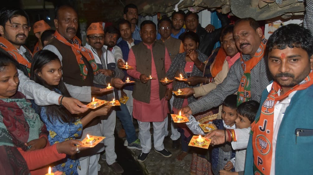 भाजपाइयों ने दीप जलाकर मांगा सहयोग