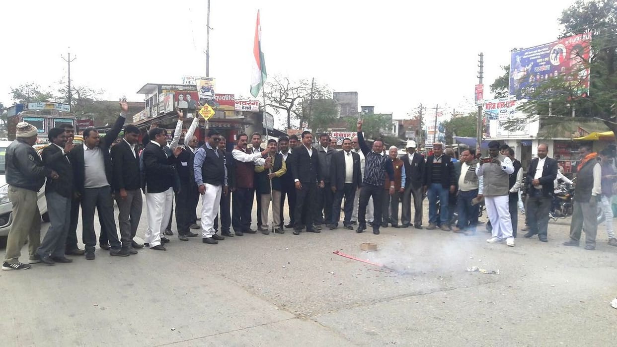 हाथों में तिरंगा और जुबां पर जय हिंद