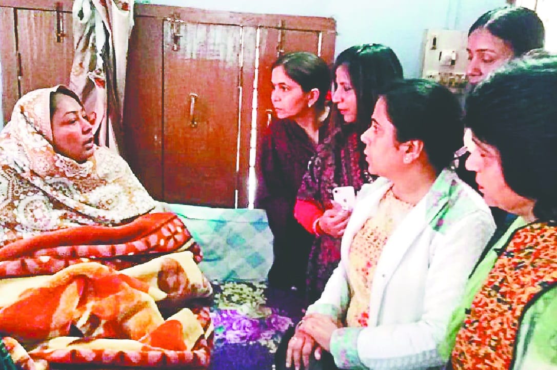 unhe dikhaa ko hindustaan me dum hai