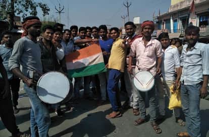 पाक के खिलाफ भारत की जवाबी कार्रवाई के जश्न में कार्यकर्ता