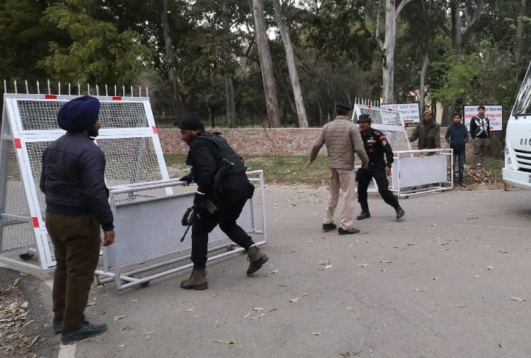 nsg commando and chandigarh police mock drill in punjab university uils building