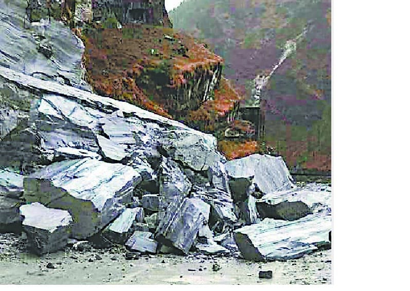 phaguvaabagad mein boldar girane se sadak band