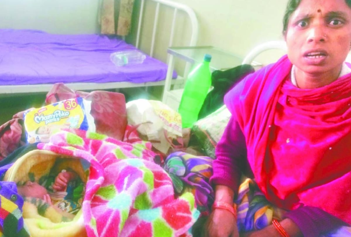 woman gave birth baby in auto and lift during NHM protest