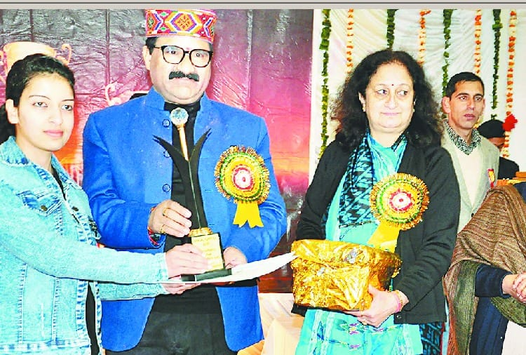पुरस्कार पाने के बाद होनहार विद्यार्थी चहके