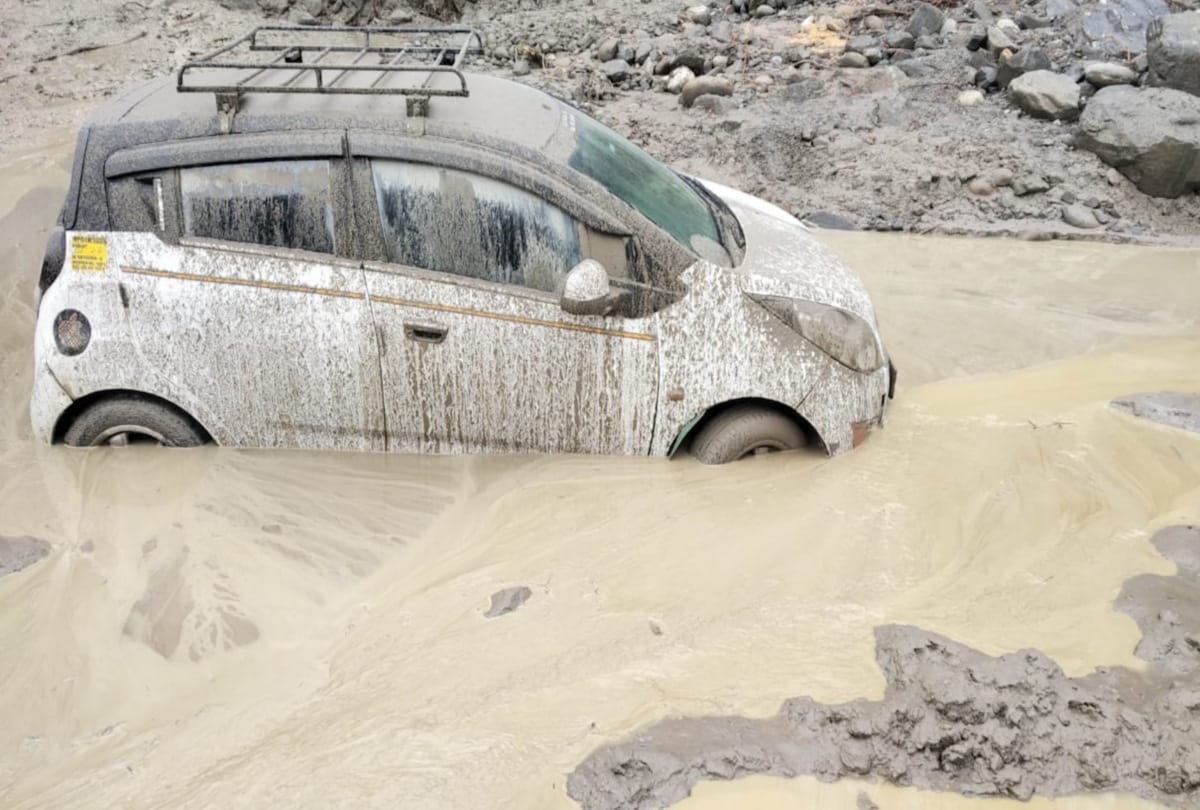 many roads closed after snowfall in himachal and landslide in chamba