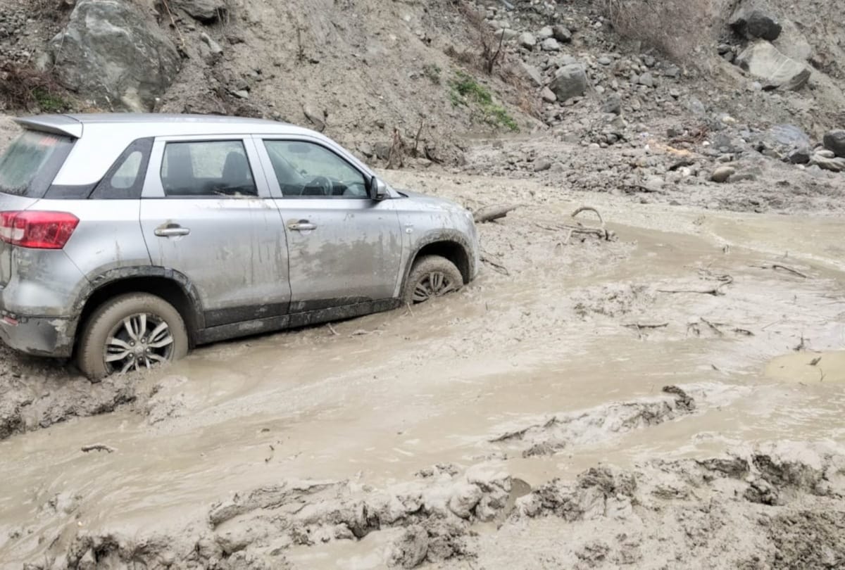 kullu manali highway remained close for 14 hours due to heavy landslide