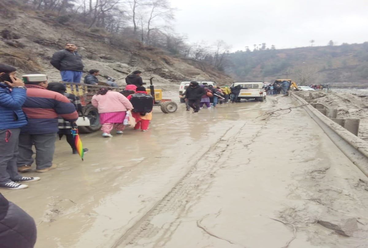 kullu manali highway remained close for 14 hours due to heavy landslide