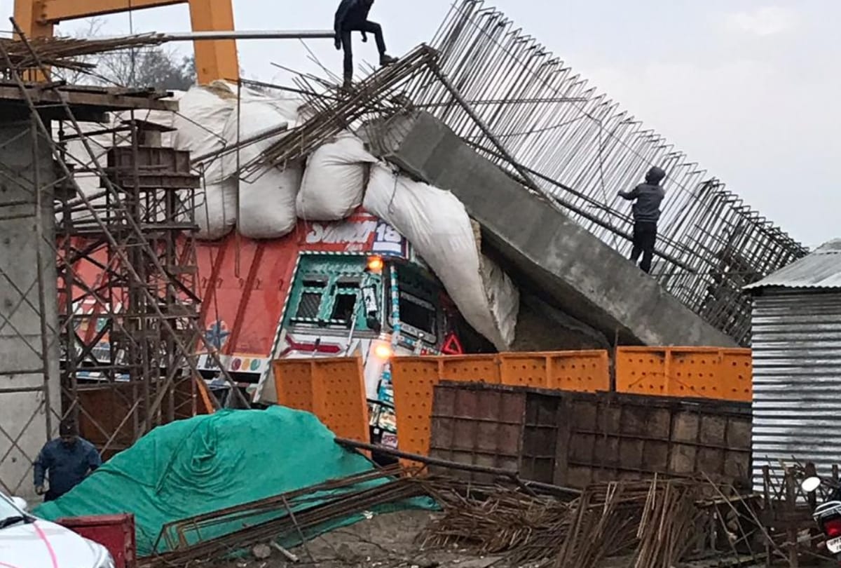Flyover pillar collapse after Truck accident in ghaziabad