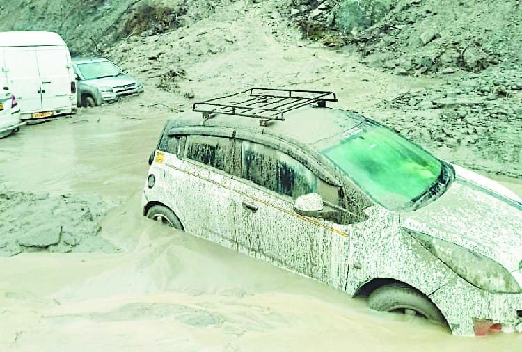 कुल्लू-मनाली एनएच पर 14 घंटे फंसे वाहन