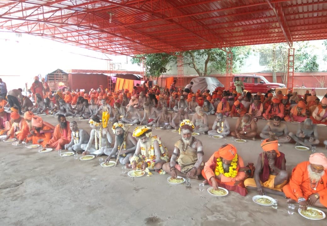 Saint and nagas come in peshvaee in varanasi