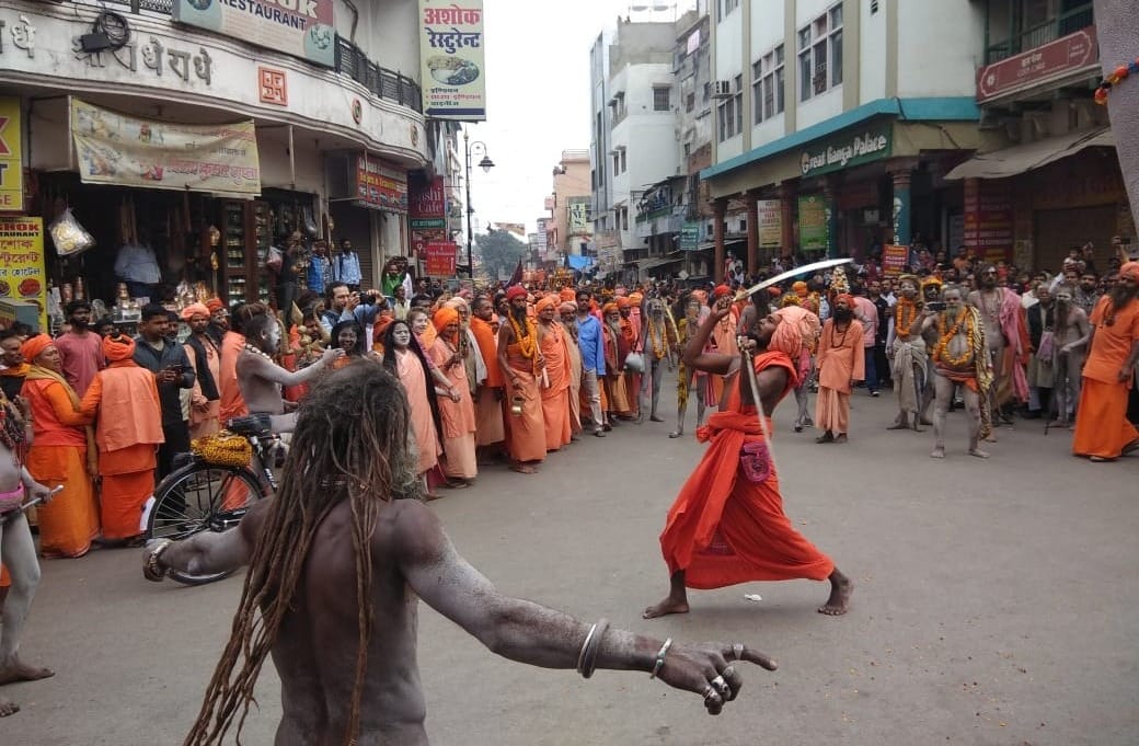 Saint and nagas come in peshvaee in varanasi