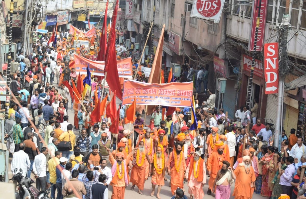 Saint and nagas come in peshvaee in varanasi