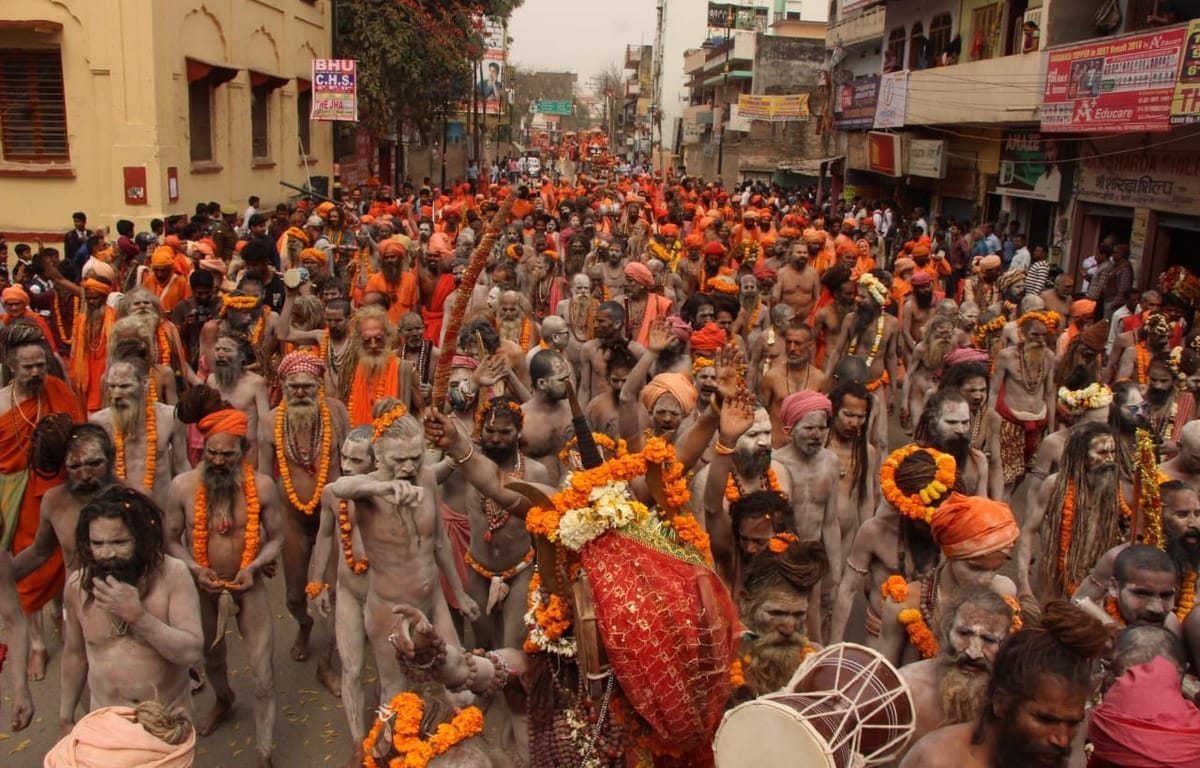 Saint and nagas come in peshvaee in varanasi