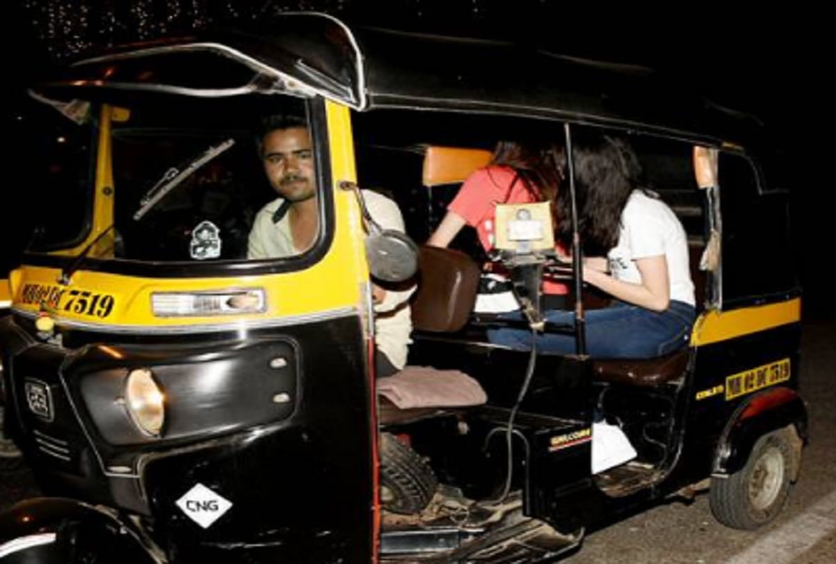 Sara Ali Khan Ananya Pandey spotted at late night auto ride in Mumbai