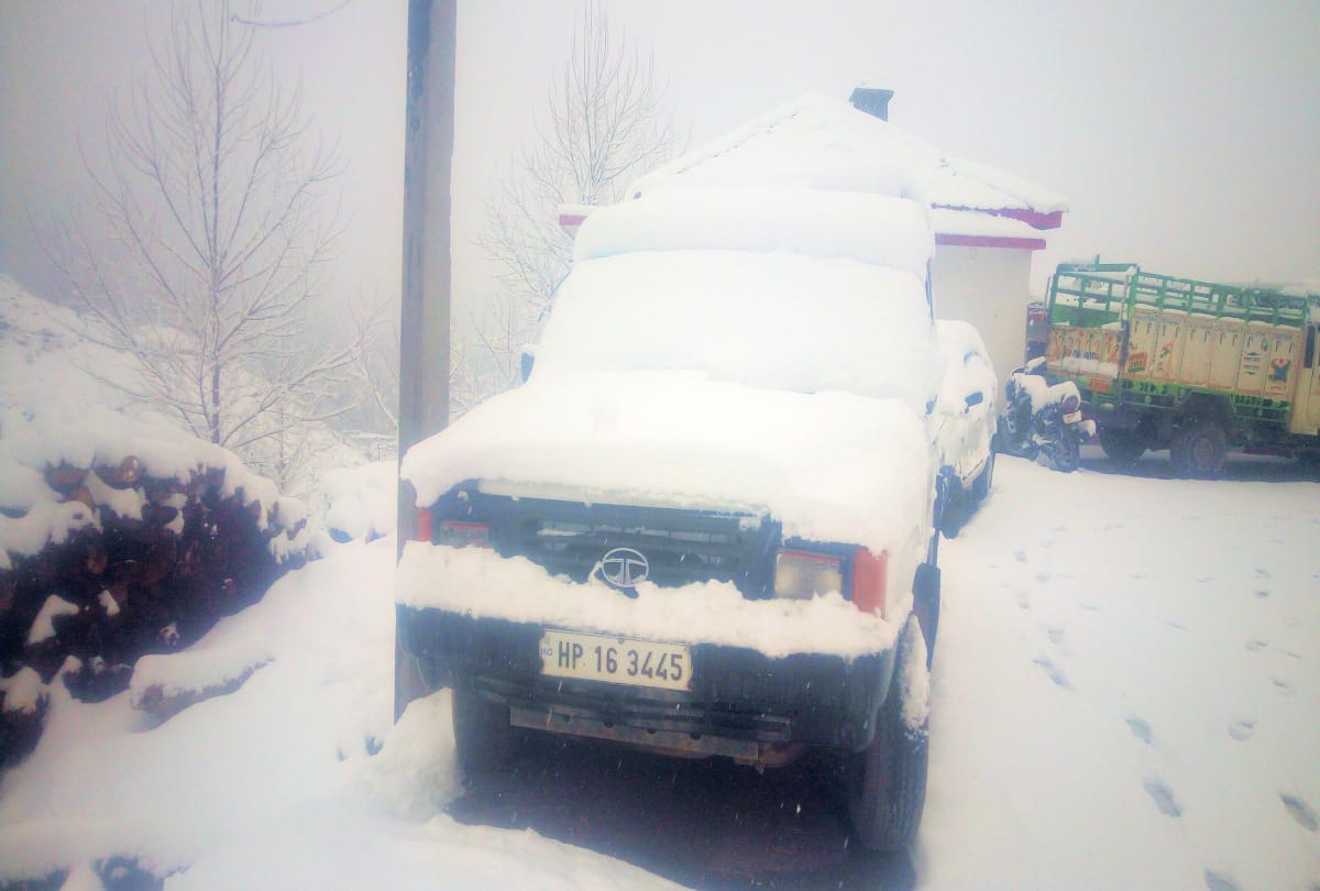many roads closed after snowfall in himachal and landslide in chamba