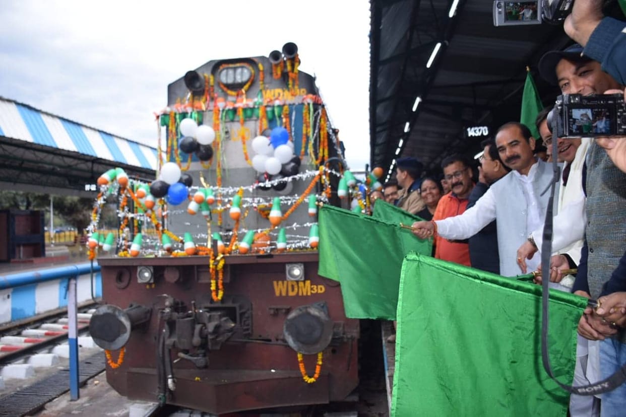 Triveni Express Train Run from Tanakpur today now schedule