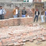 जुलूस के दौरान गिराई गई दीवार