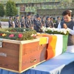 शहीद पंकज को श्रद्धांजलि देते ऊर्जा मंत्री श्रीकांत शर्मा