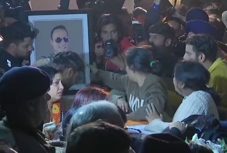 Mortal remains of Wing Commander Siddarth who died in Budgam chopper crash brought to his residence