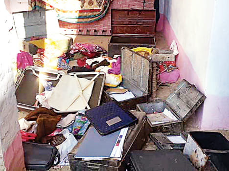 Sleeping kin, thieves took cash and jewelery