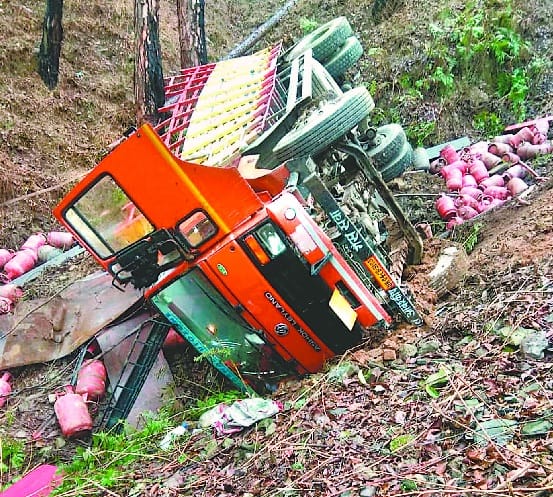 Truck filled with empty cylinders dropped in the trench, injured driver