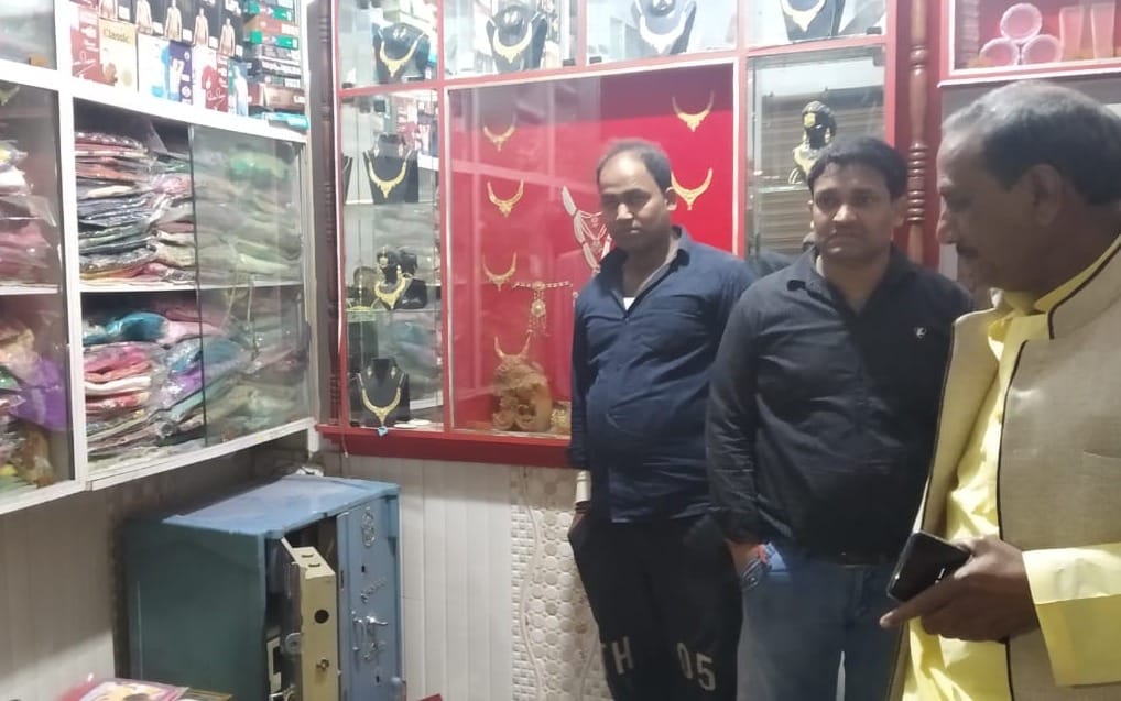 25 lakh objects steal in azamgarh
