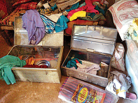 Thieves cross the jewelry and cash