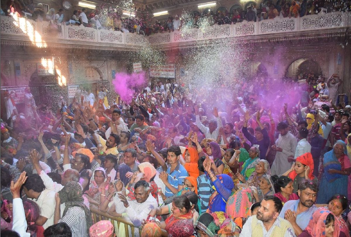 rangbharni ekadashi holi celebrations in banke bihari temple vrindavan