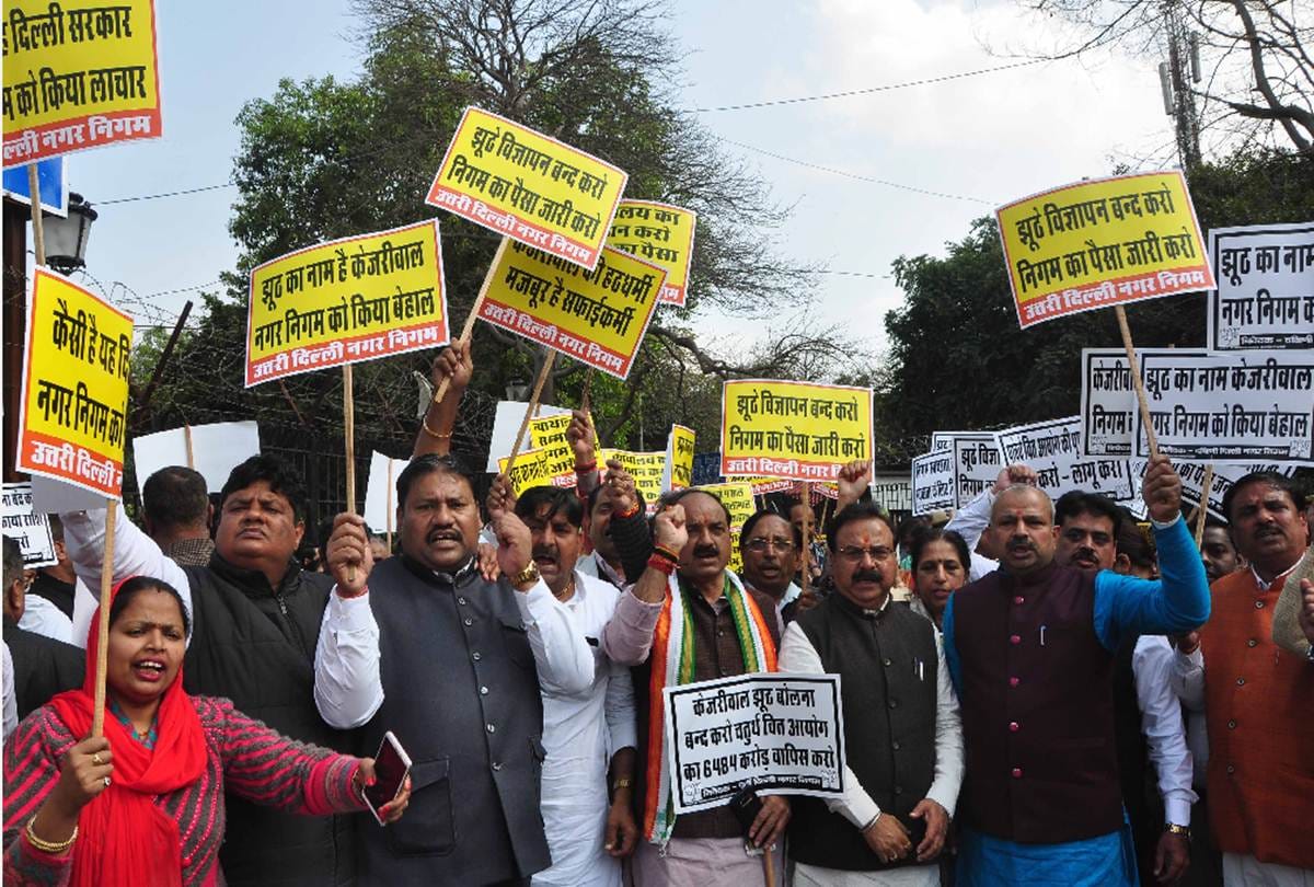 BJP councilors protest outside assembly against Delhi government