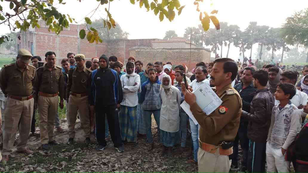 The body of the elderly got hung from the tree in Mubarakpur