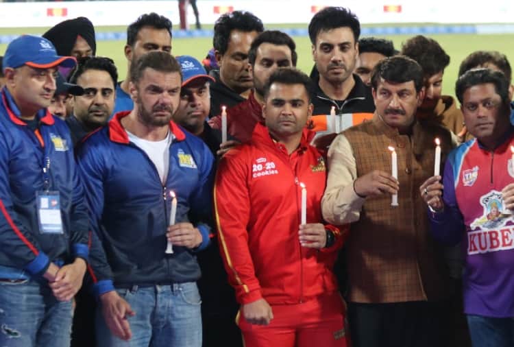 Air Strike in Pok, Bollywood Actors Candal March to Pay Tribute to Pulwama Terror Attack Martyres